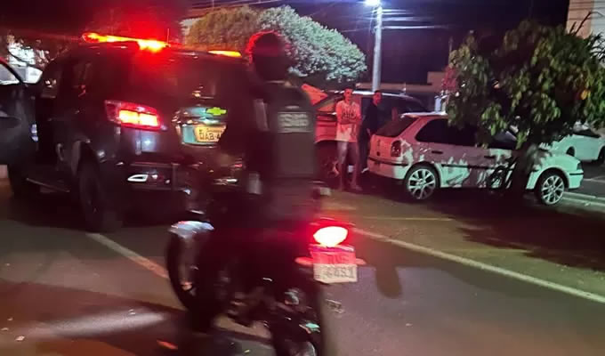 Polícia Civil prende em flagrante jovens que demonstravam manobras arriscadas e empregavam velocidade incompatível com a via em área de concentração popular, em Caarapó